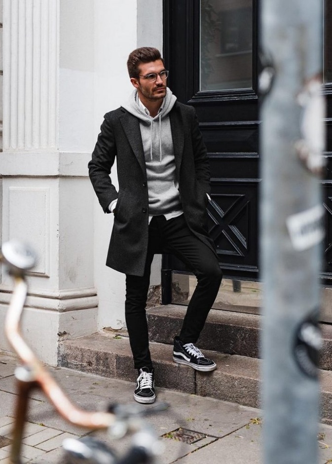 اعتمد تصاميم الهودي الكاجوال مع الجينز والحذاء الرياضي ولمسة أنيقة بالمعطف