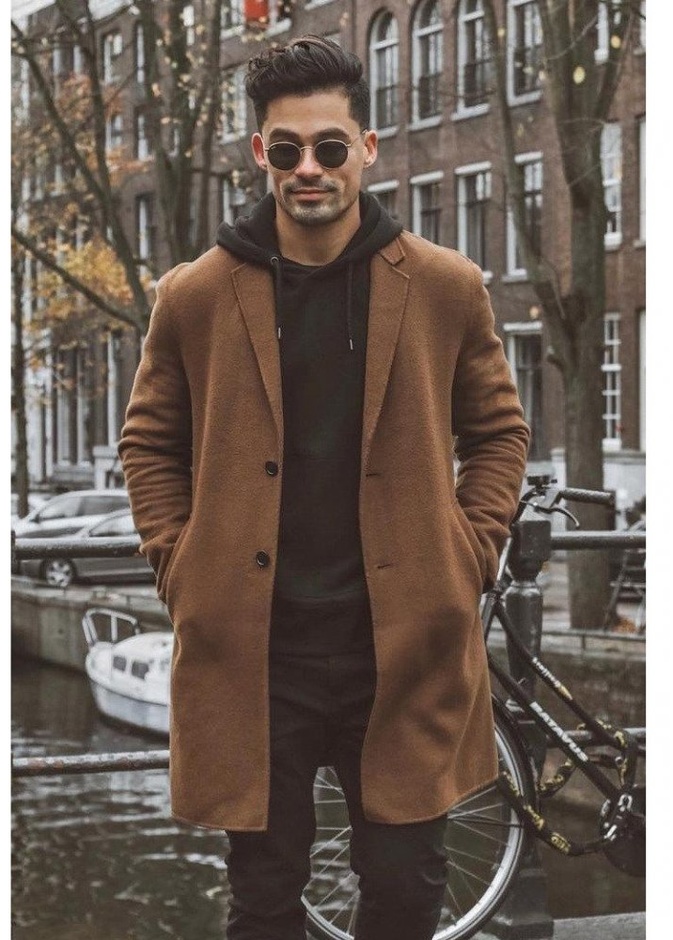 أناقة نهارية كاجوال بالهودي الأسود مع الجينز والمعطف البني الأنيق