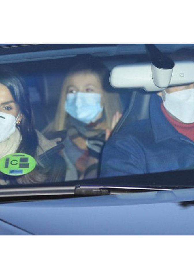 بالصور الملكة ليتيزيا تزور والدها بصحبة زوجها ملك إسبانيا وطفلتيهما