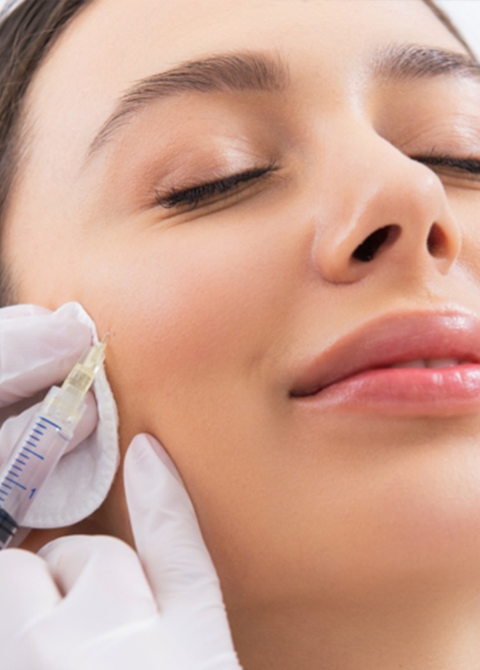حقن الكولاجين يعمل على تحسين ملامح الجلد وملء التجاعيد