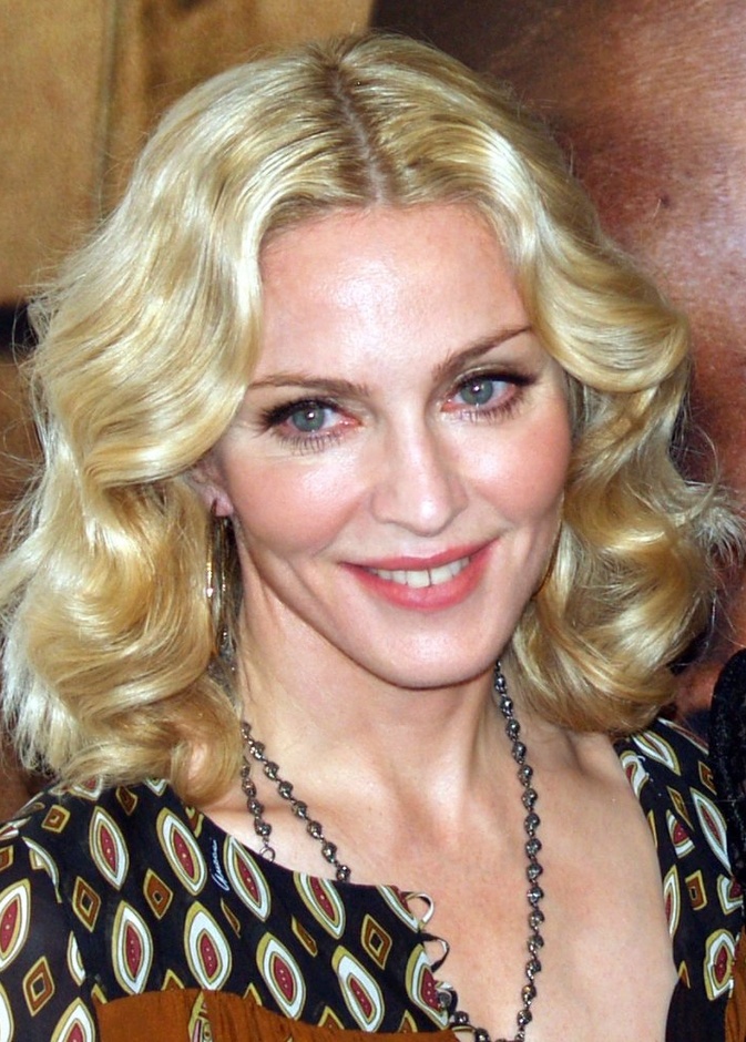 مادونا حائرة بين ممثلتين لتجسيد حياتها في فيلم يحكي سيرتها الذاتية