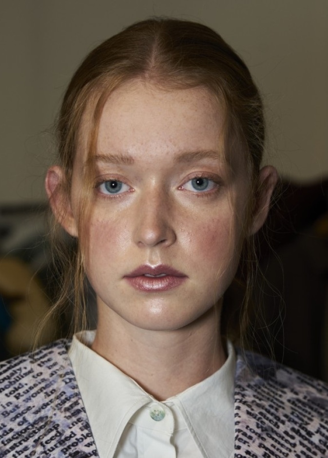 صيحة الهايلايتر تغزو موضة مكياج ربيع 2021 وهذه اسرار تطبيقها