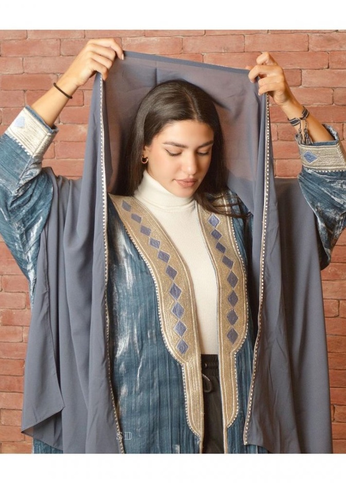 بشت المخمل الملكي @stitchesbydhai