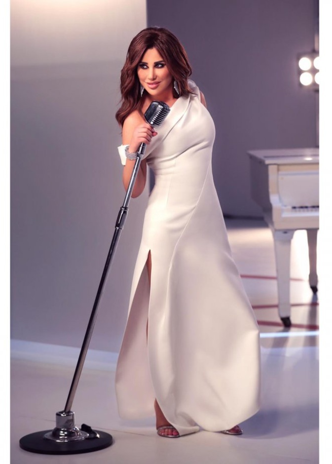  أطلت نجوى بفستان طويل عصريّ تميّز بقصة الكتف الواحد