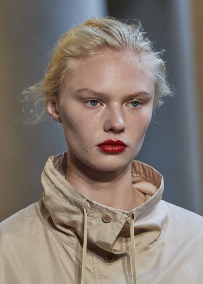  الوان احمر شفاه حمراء مات من دار Max Mara