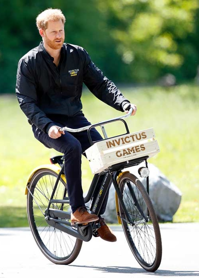 بالصور.. أفراد العائلة المالكة البريطانية على درجاتهم