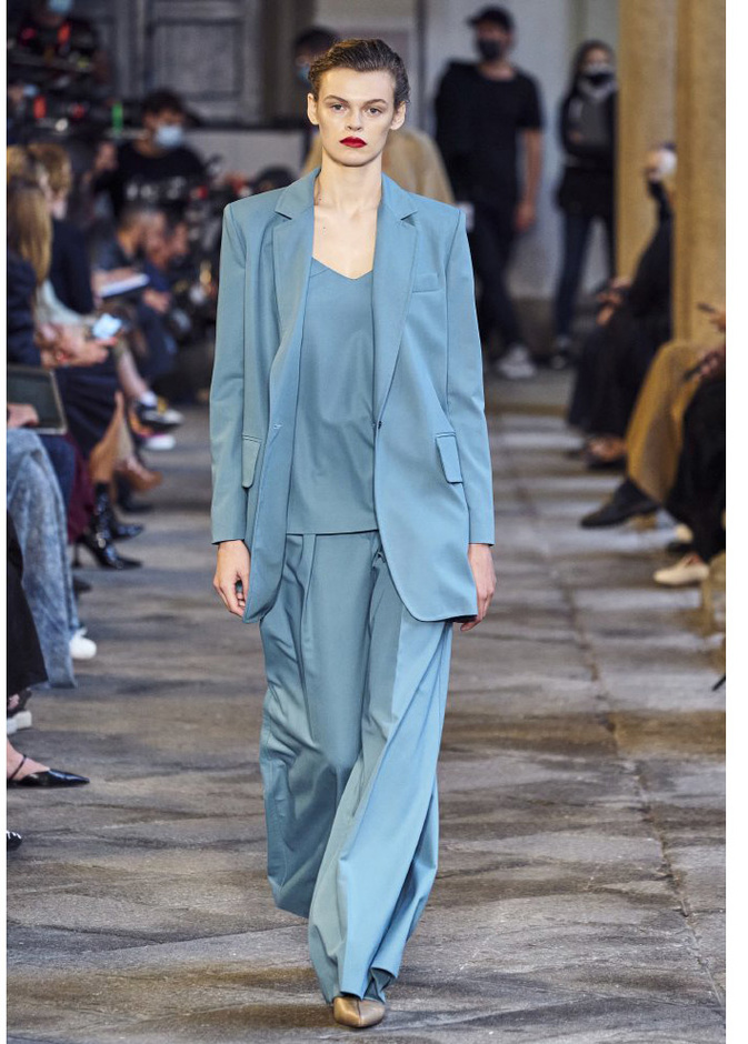 تنسيق السروال مع البليزر الملونة باللون البيج من Max Mara