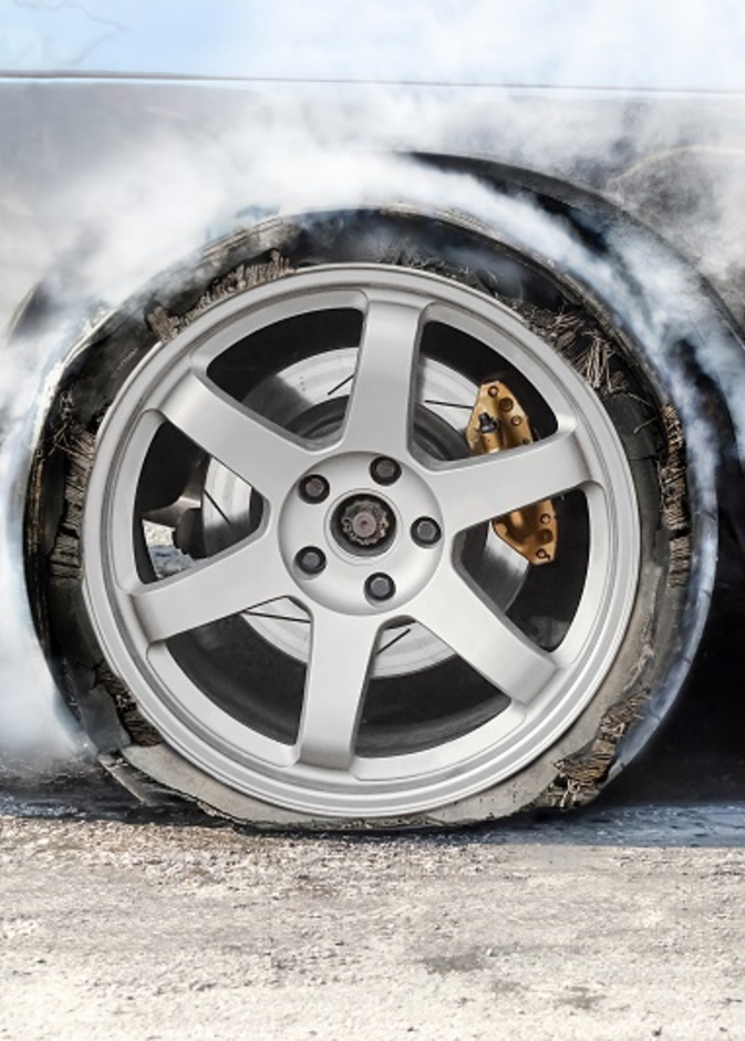 كيفية التصرف في حالة انفجار إطار السيارة أثناء القيادة