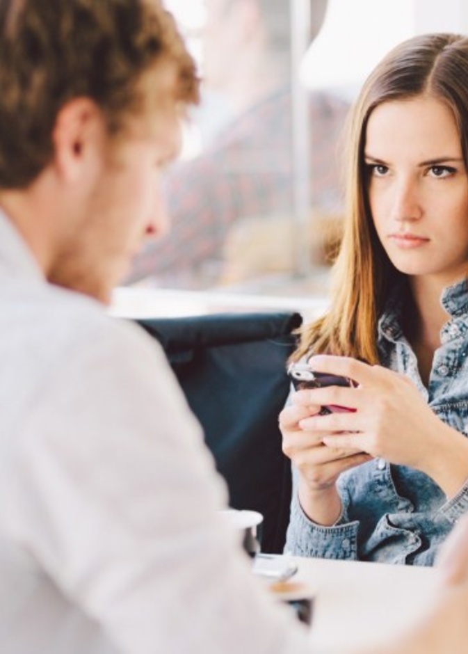 ما هي أسباب تجاهل الرجل للمرأة التي تعجبه