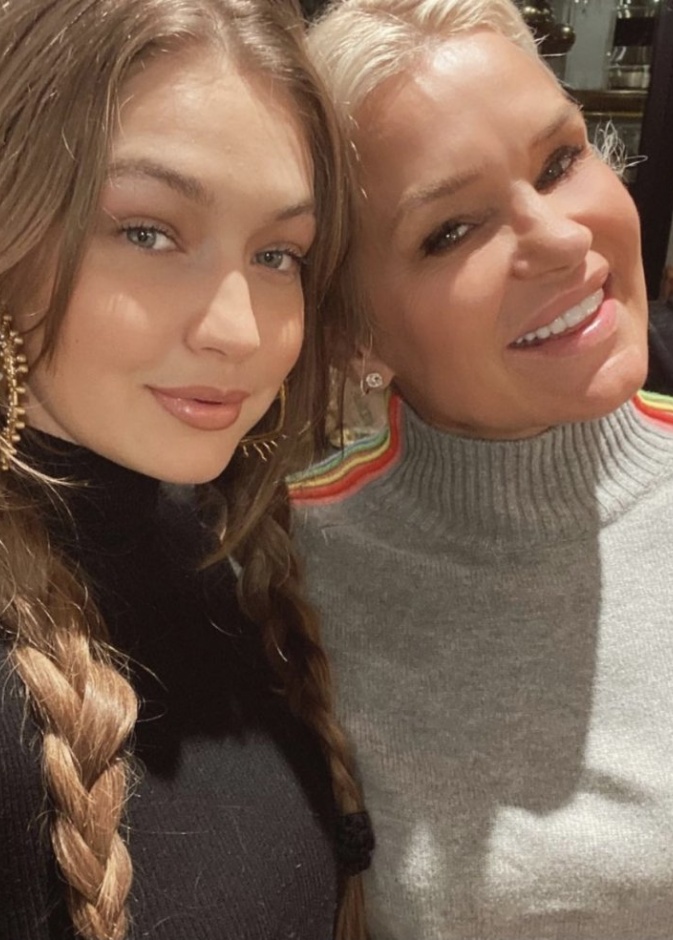 جيجي حديد تحتفل بعيد ميلاد والدتها يولاندا في المنزل برفقة العائلة