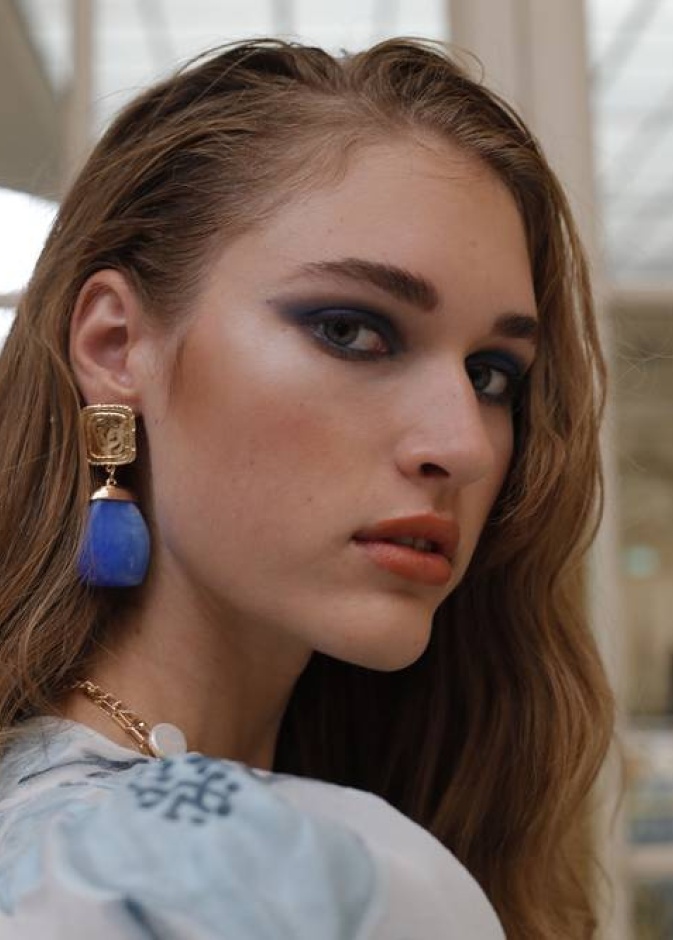 رسمات مكياج ازرق مات من دار Paul Costelloe