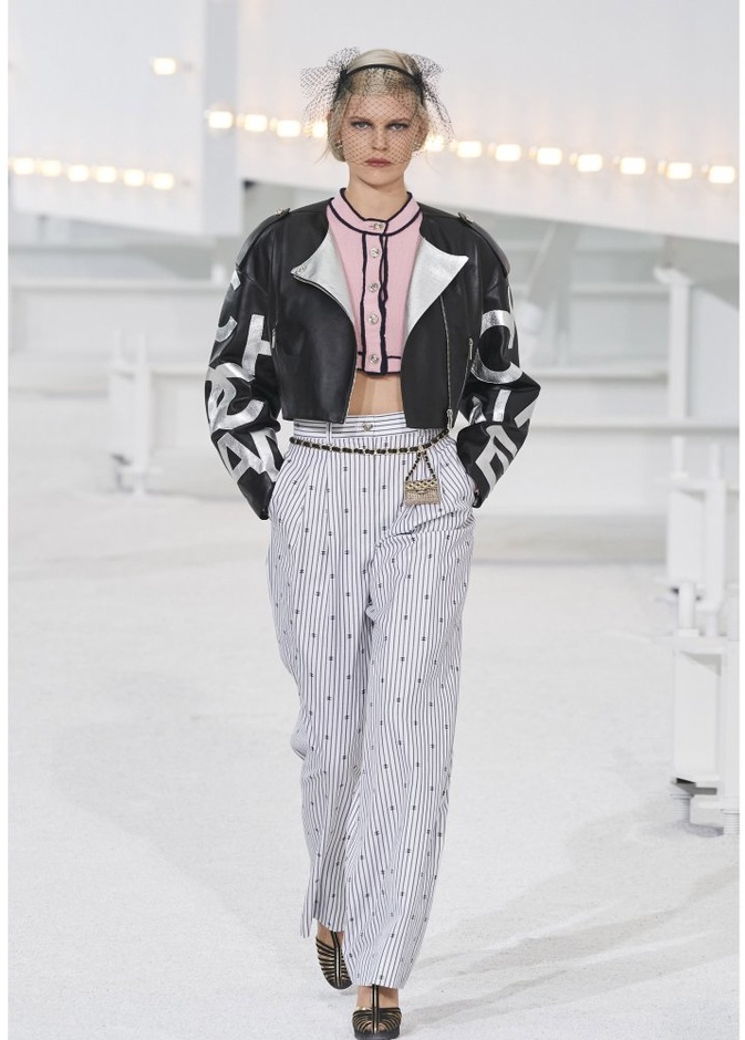 موديلات البايكر جاكيت الجلدية مع الاكمام الحيوية من دار Chanel