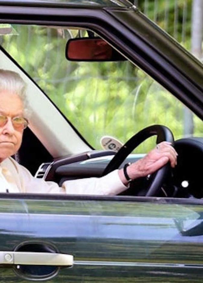 لهذا السبب لا تتوقف سيارة الملكة أمام الإشارة الحمراء