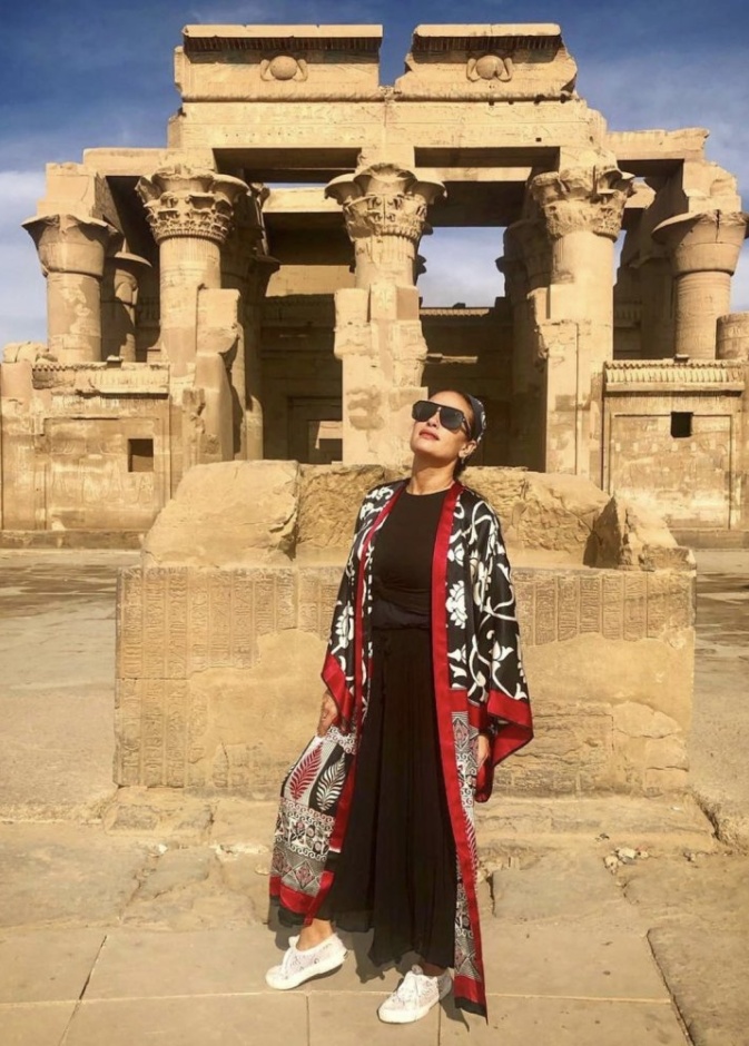 هند صبري تستمتع بأجواء السياحة التاريخية في مدينة الأقصر المصرية