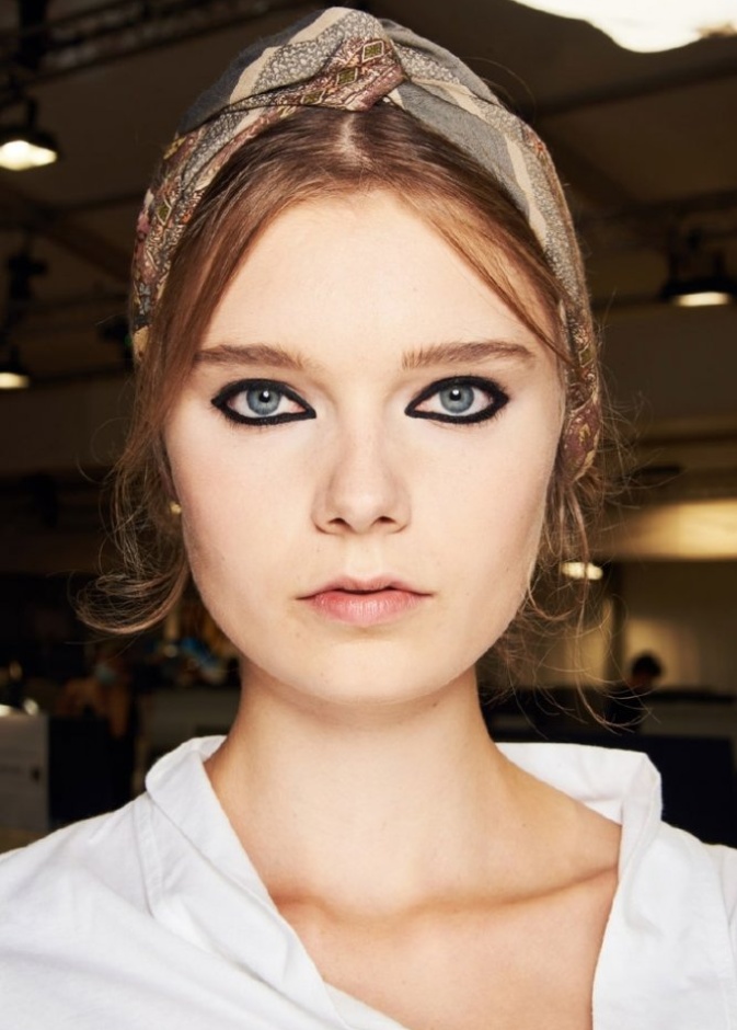 تطبيق رسمات مكياج سموكي مات بأسلوب دار Christian Dior