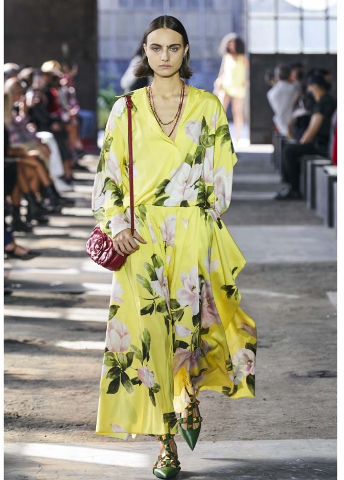 فساتين مطبعة بالورود المشرقة لربيع 2021 من Valentino