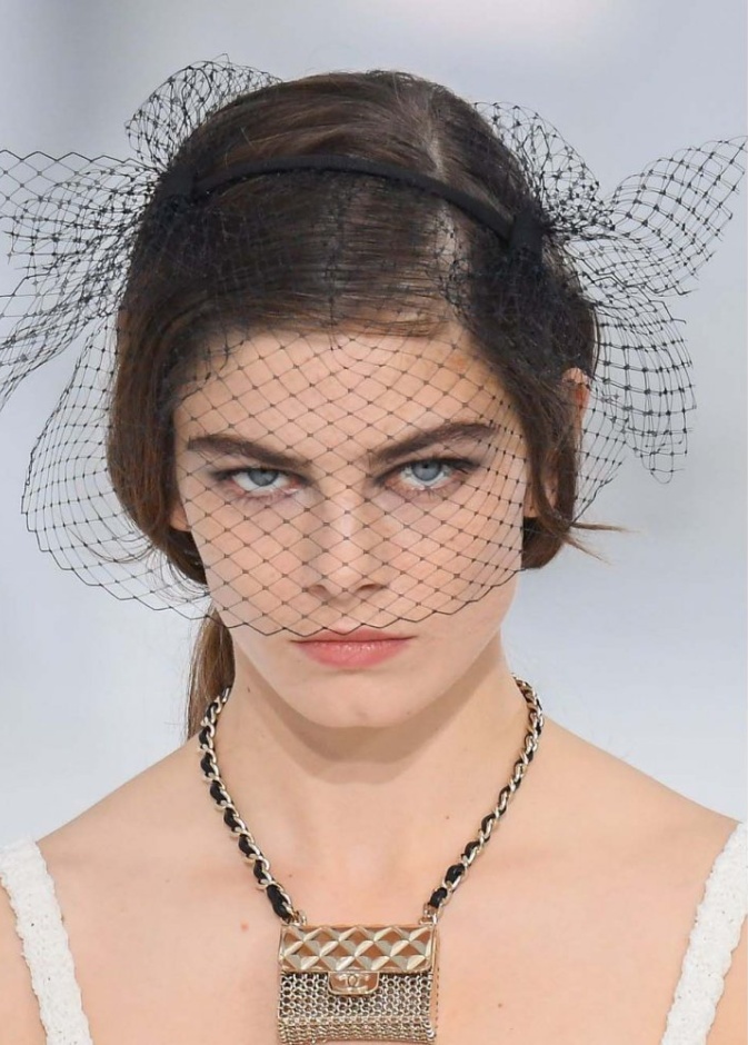  حقيبة وعقد في آن معاً من تصميم Chanel
