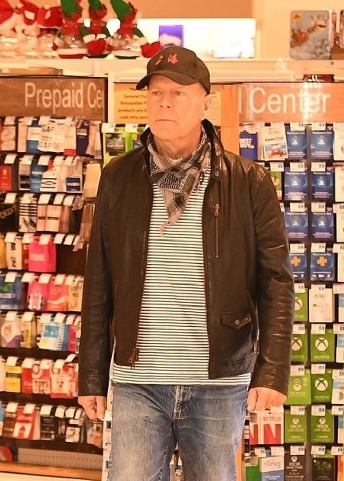 طرد بروس ويليس من صيدلية بسبب رفضه ارتداء قناع