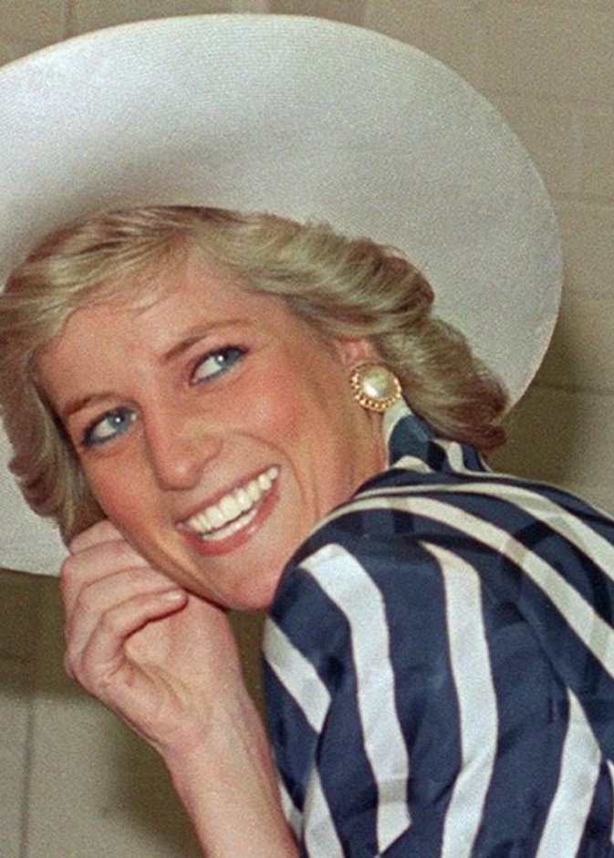 شاهدوا فيديو نادر للأميرة ديانا وهي تعزف على البيانو