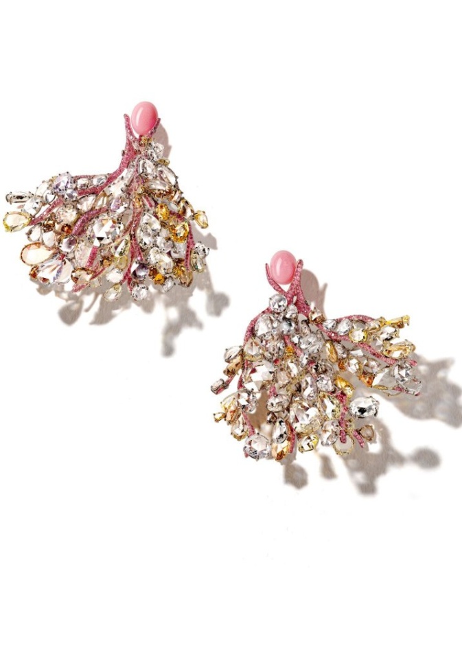 أجمل تصاميم قطع المجوهرات المتألقة بدرجات ألوان أحجار الماس المختلفة