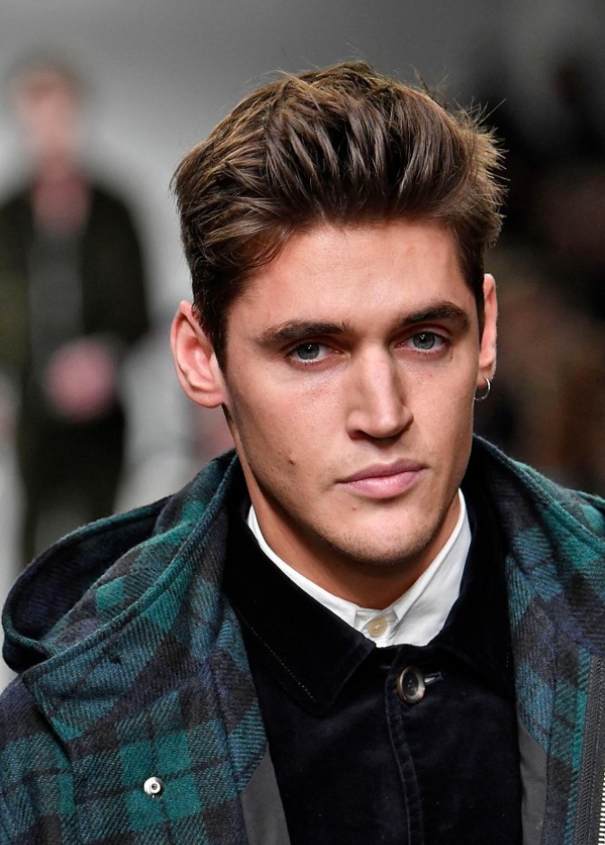 تسريحات شعر للرجل مسحوبة الى الخلف باستخدام الجل