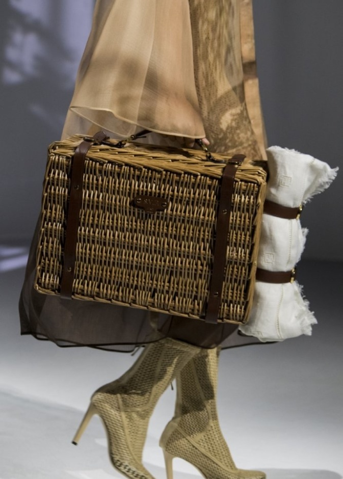 حقائب يد بأقمشة القش تعود بشكل لافت موضة ربيع 2021 من Fendi.