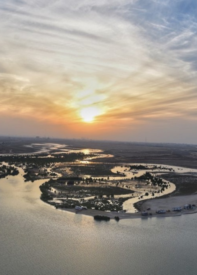 الرمال الذهبية وتجربة لا تضاهى على شاطئ القرم الساحر - المصدر وكالة أنباء الإمارات 