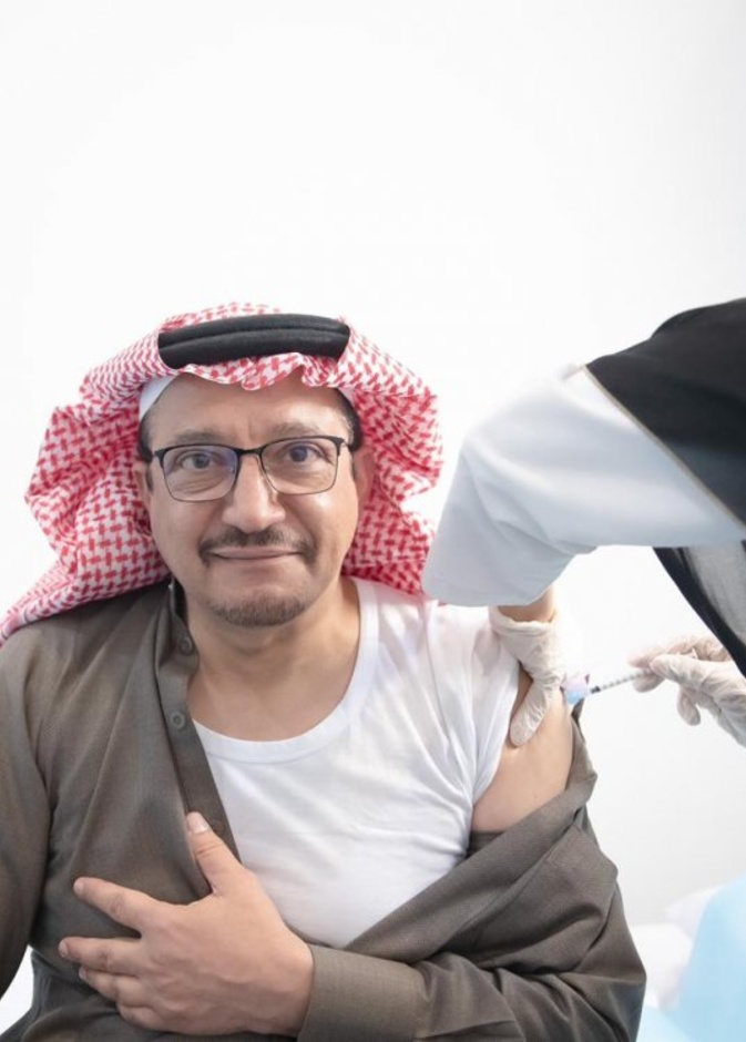 وزير التعليم السعودي يتلقى الجرعة الاولى من لقاح كورونا