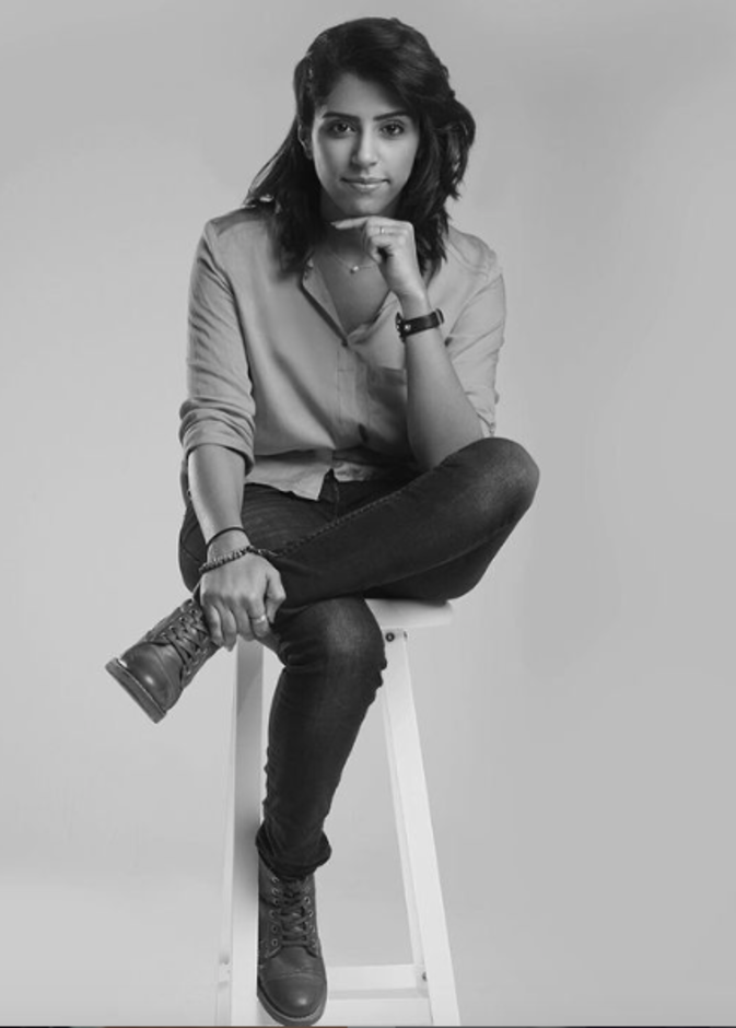 أناقة كاجوال بأسلوب بسيط بالقميص الكلاسيكي مع الجينز الضيّق والأنكل بوت من الجلد