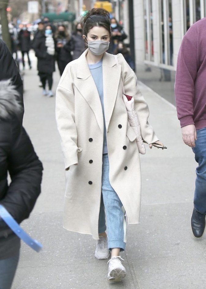 أحدث إطلالات سيلينا غوميز العصرية الراقية في مدينة نيويورك