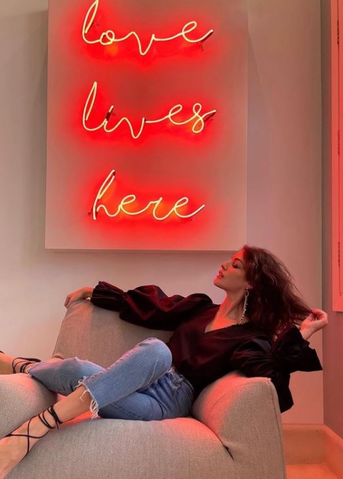  نسّقي السروال الدنيم مع القميص بصيحة الأكمام المنفوخة