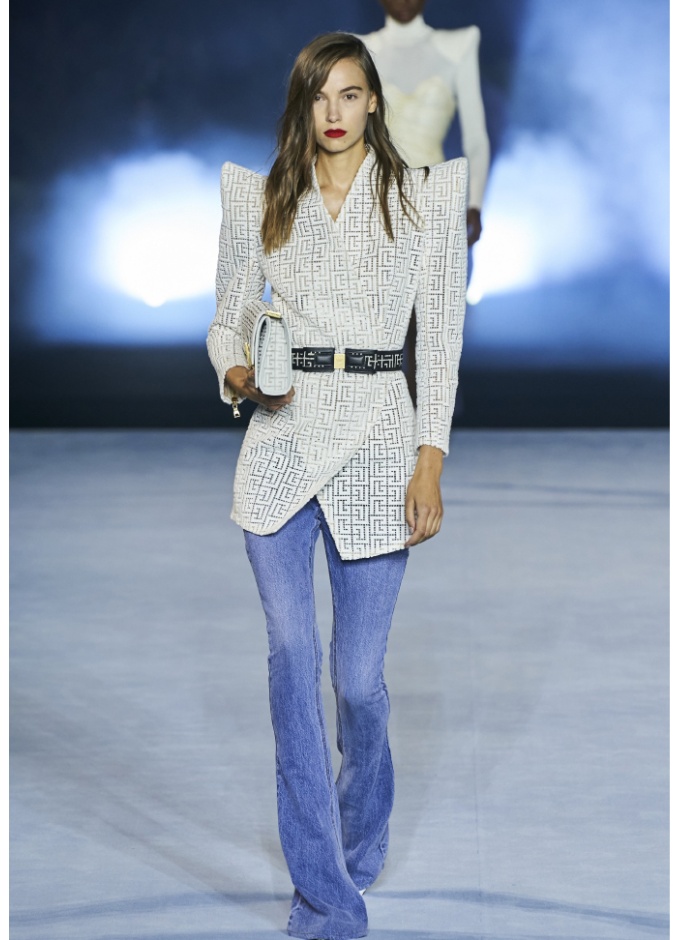 احدث صيحات بناطيل جينز واسعة من الاسفل من دار Balmain