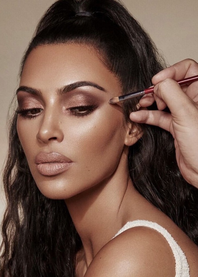  مكياج ترابي ناعم وداكن على طريقة كيم كارداشيان
