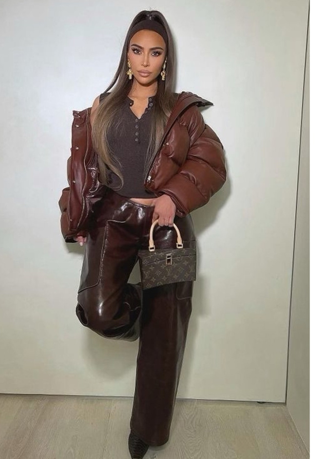  احدث اطلالات كيم كارداشيان في جاكيت منفوخ باللون البني