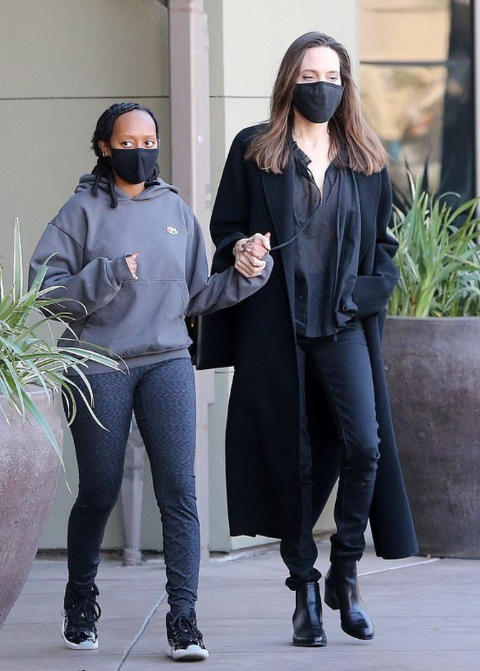  إختارت جولي البنطلون الدنيم السكيني الضيّق لإكمال اللوك من ماركة Saint Laurent