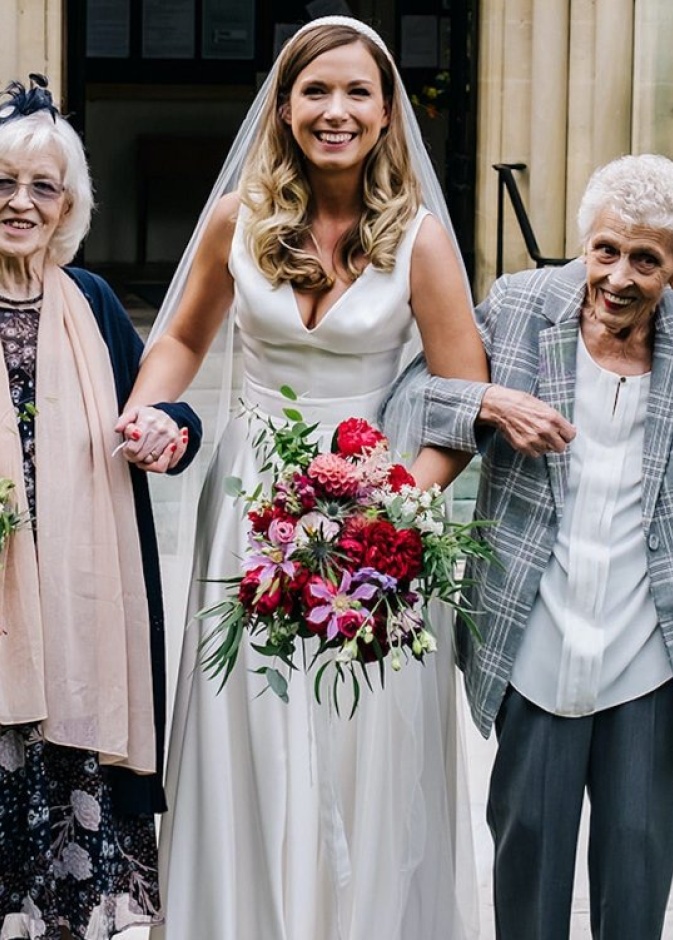  عروس تطلب من جداتها أن يكن وصيفاتها في حفل الزفا