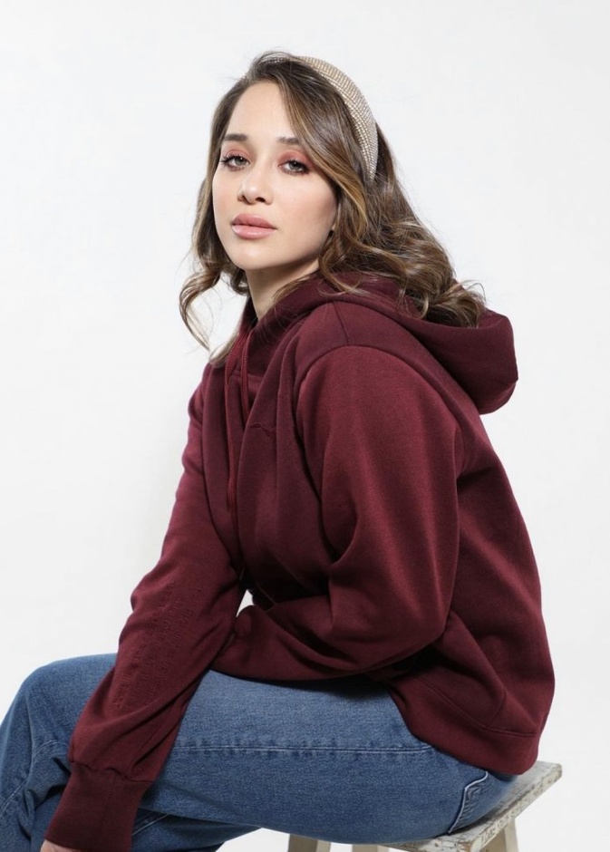 لانا الساحلي في لوك مريح في السويتشرت وبنطلون الجي