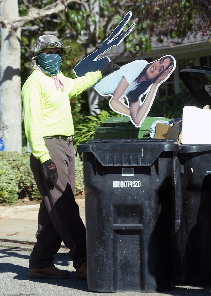 مساعد بن أفليك يضع صورة أنا دي أرماس في صناديق القمامة