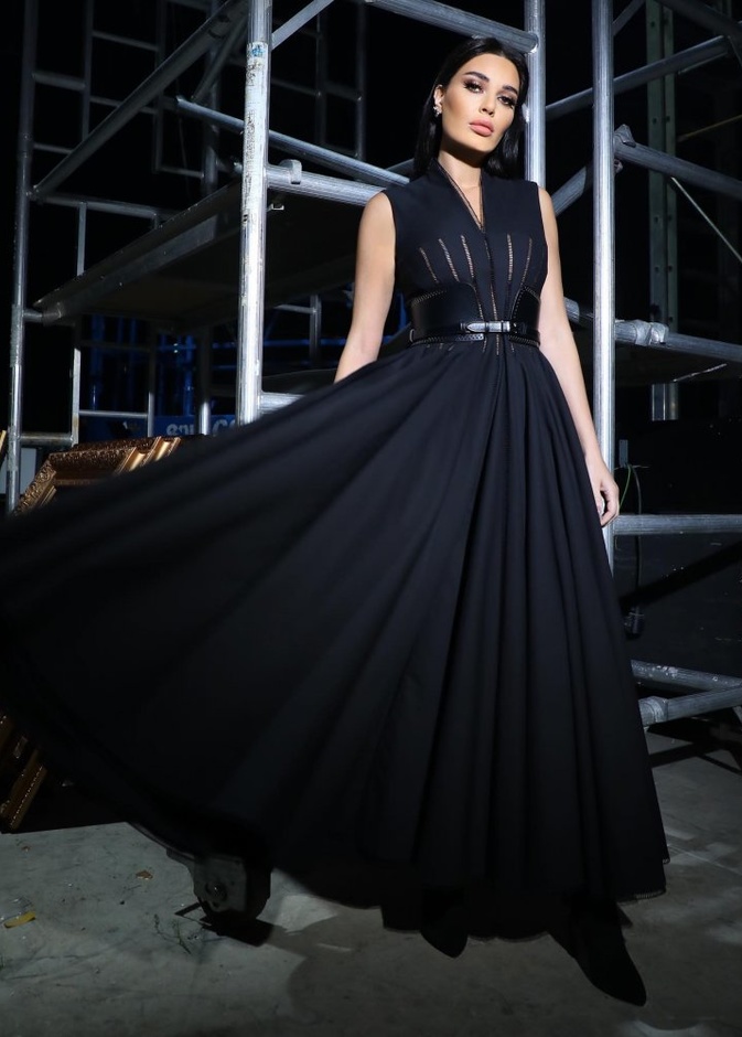 بيرلا حلو في فستان اسود ناعم مزين بالكشكش