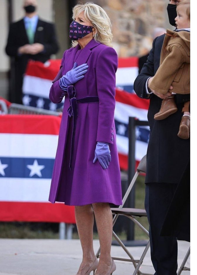 افكار تنسيق القناع مع المعطف من اطلالة سيدة الولايات المتحدة الجديدة