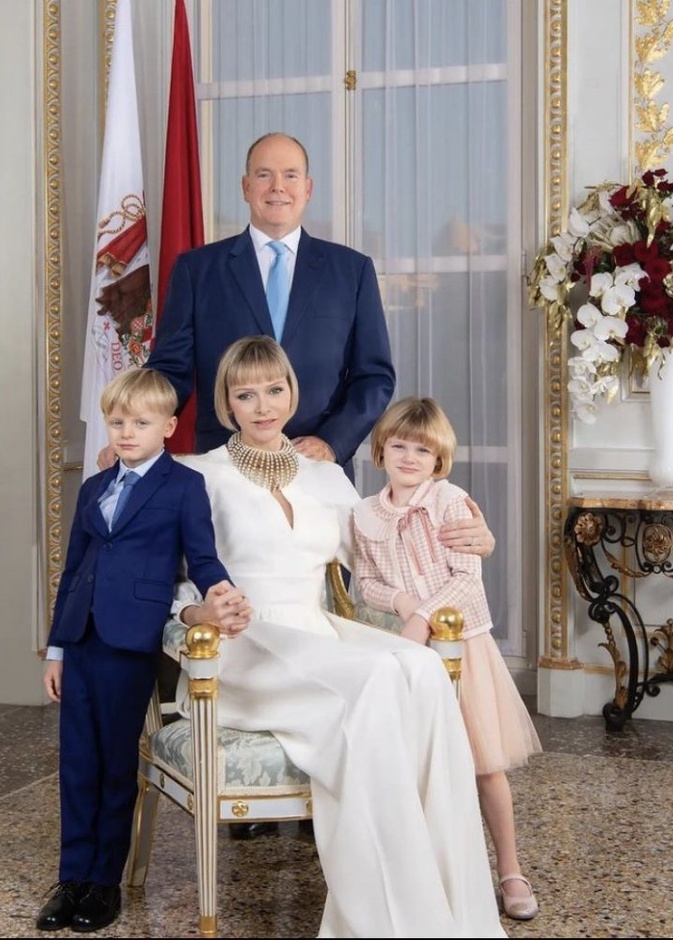 الأميرة تشارلين وطفلتها بقصتي شعر متشابهتين