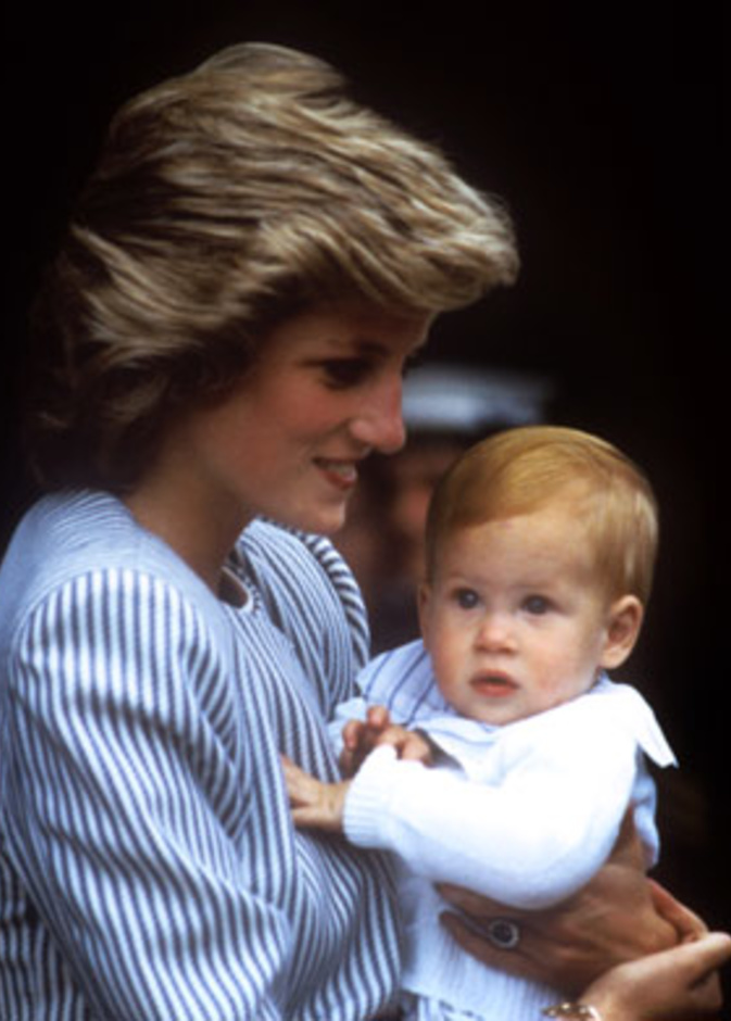 مع اقتراب موعد ولادة الأميرة يوجين.. أجمل صور أطفال العائلة المالكة البريطانية