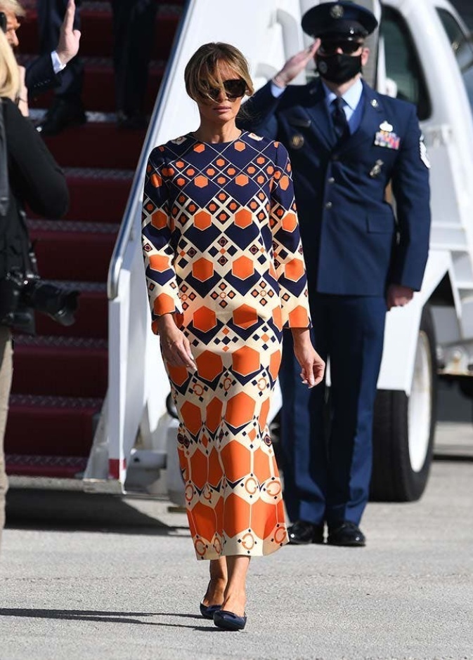 اختارت لارا زوجة اريك ترامب فستان أسود مع معطف باللون العسلي