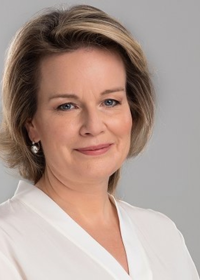 صورة رسمية جديدة للملكة ماتيلد بمناسبة عيد ميلادها 48