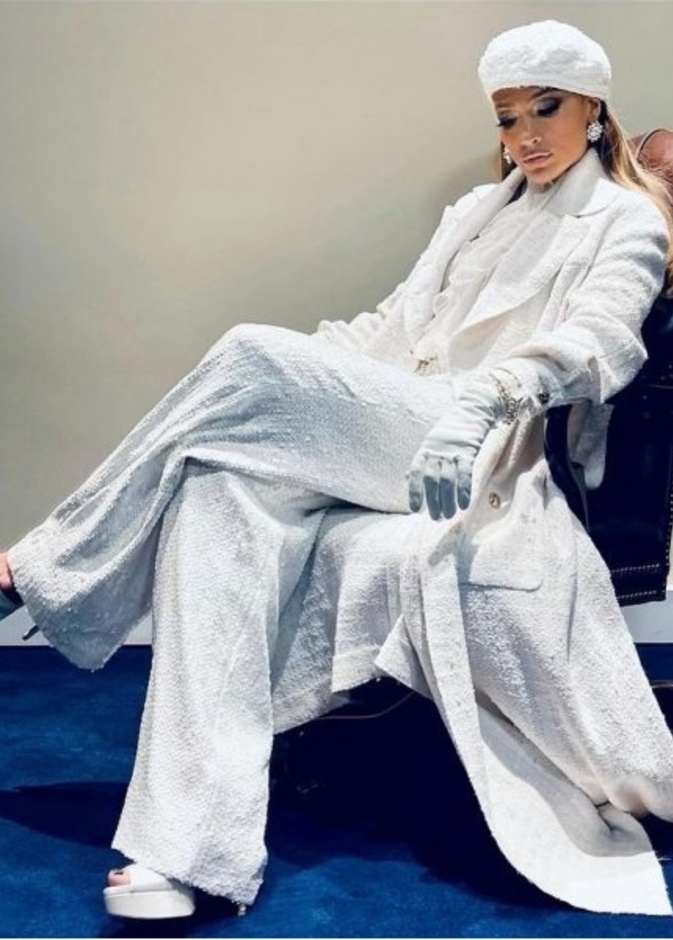 تألق جنيفر لوبيز Jennifer Lopez بملابس فاخرة وبيضاء حملت توقيع دار شانيل Chanel