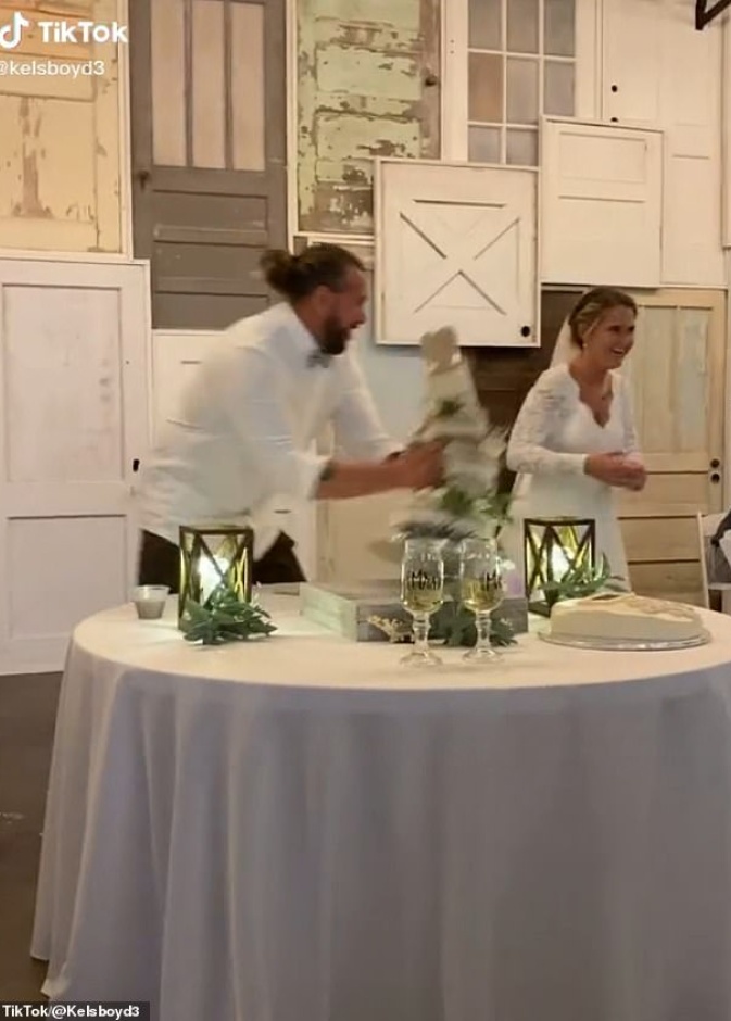 عريس يقذف عروسه بكعكة الزفاف بقوة في حفل زفافهما