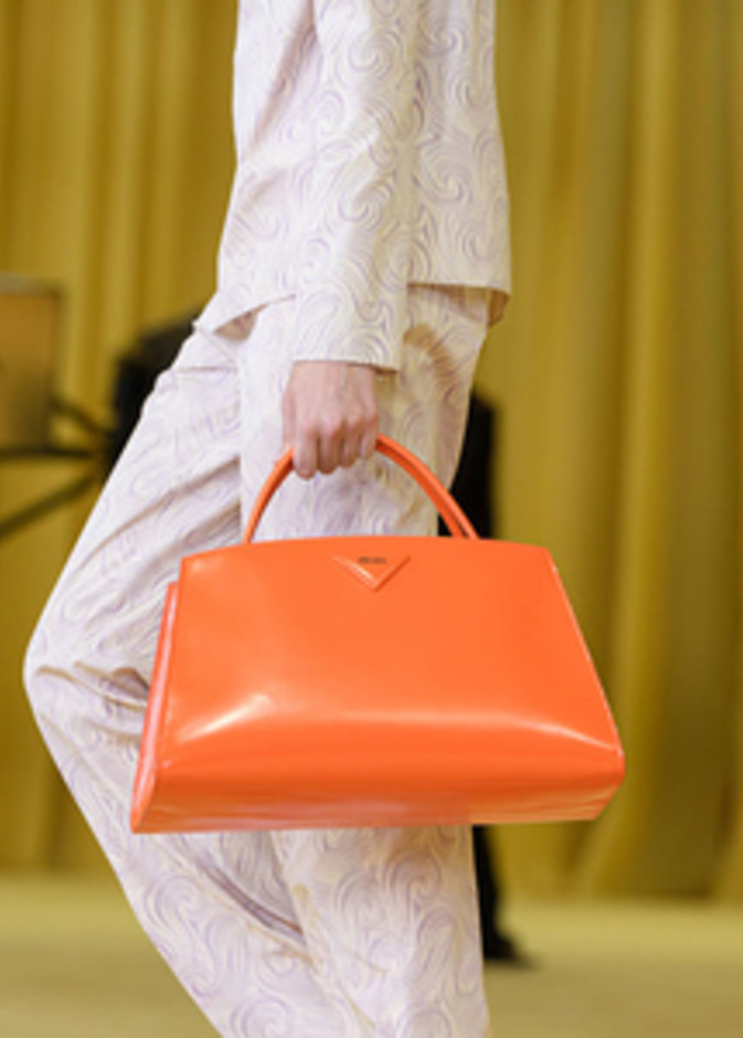 احدث موديلات حقائب يد باللون المرجاني الفاتح من دار Burberry