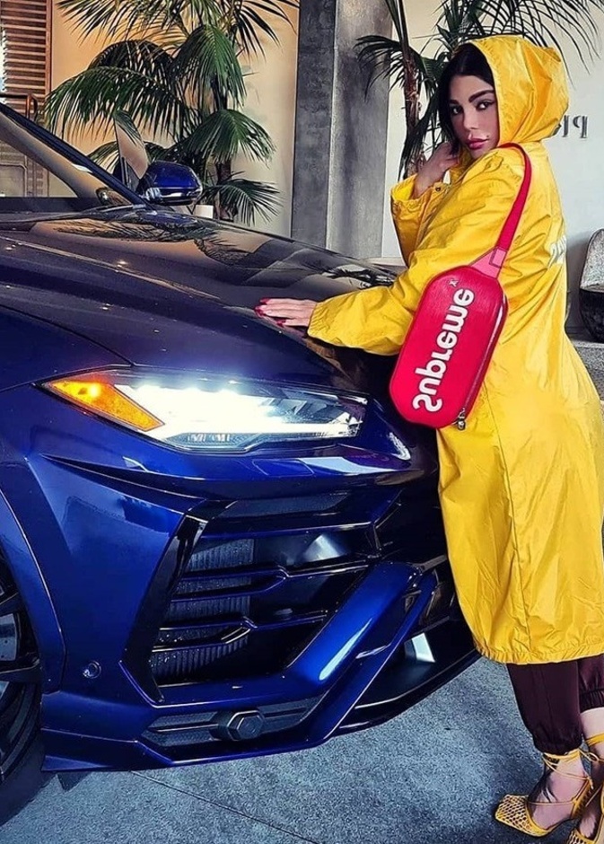 احدث اطلالات هيفاء وهبي الشبابية بموضة المعطف الاصفر