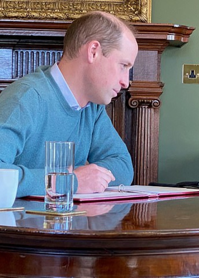 الأمير وليام يستمع لقصص بكاء مسنين بعد حصولهم على لقاح كوفيد-19