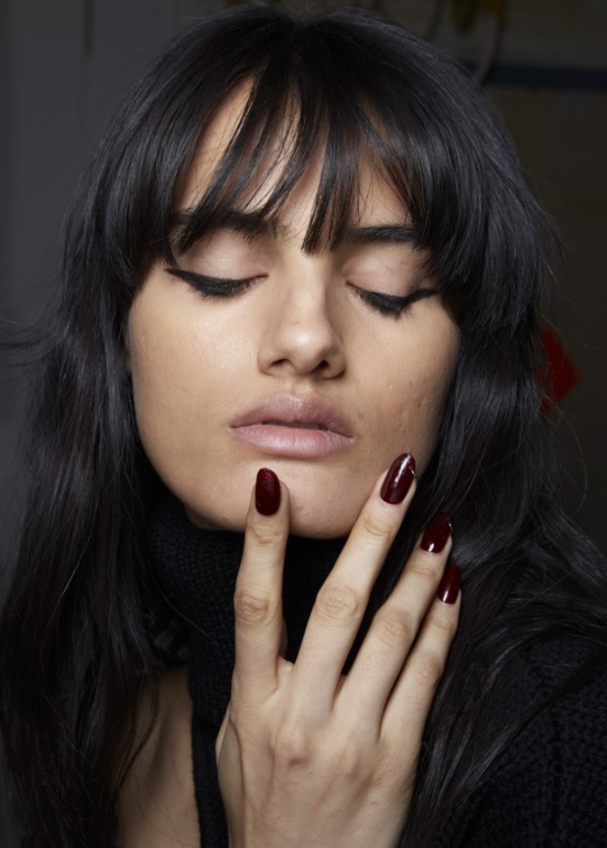  أفضل ألوان مناكير بدرجات الماروني للشتاء